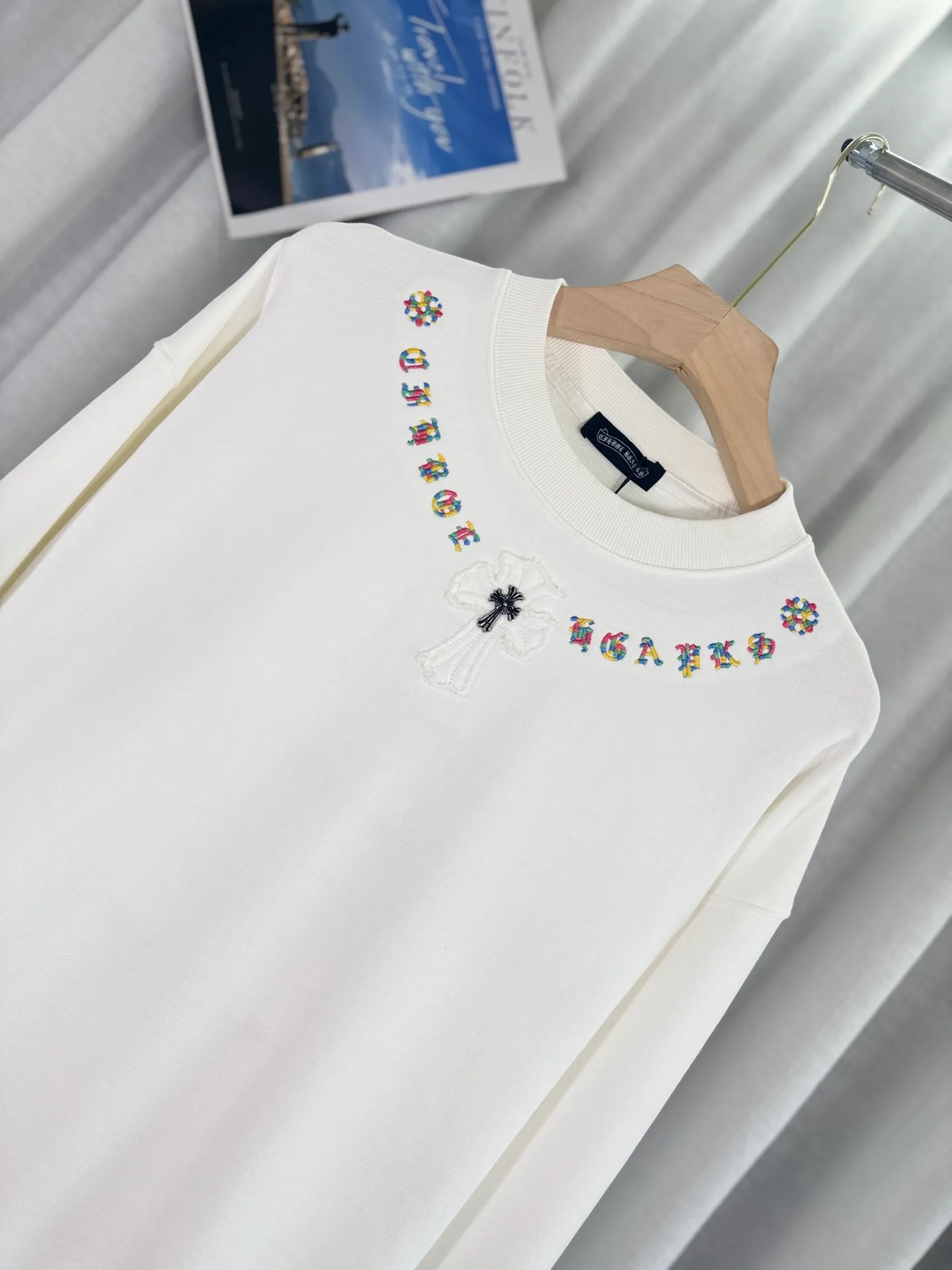 P260 top version, real shot without P, ​​different from market currency) 𝗖𝗵𝗿𝗼𝗺𝗲 𝗛𝗲𝗮𝗿𝘁𝘀/Cro Heart 2025 patch embroidery autumn and winter new original single counter American laser burnt 3D three-dimensional color embroidery couple casual sweatshirt 👑The highest version! Customized fabric 440g tripe terry fabric! American acid-washed and distressed original fabric laser burnt ✟appliqué embroidery and exquisite embroidery of letters! The best-selling model in the counter, very comfortable to wear. Accessories: original molded and authenticated collar label➕100% silk wash label. Genuine purchase-grade original hangtag��matching hanging rope➕3D hanging beads➕original packaging bag. Craftsmanship: The original version has consistent wiring! The highest version of the armhole matching technique! Color: White Black Size: S M L XL Style Number: 25-301